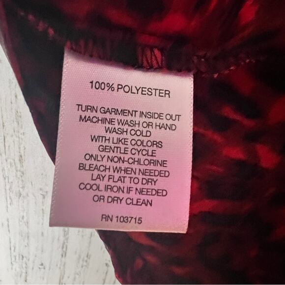 Rebecca Malone Women’s Black and Red Print Blouse
Sz M
Nwt - Picture 11 of 12